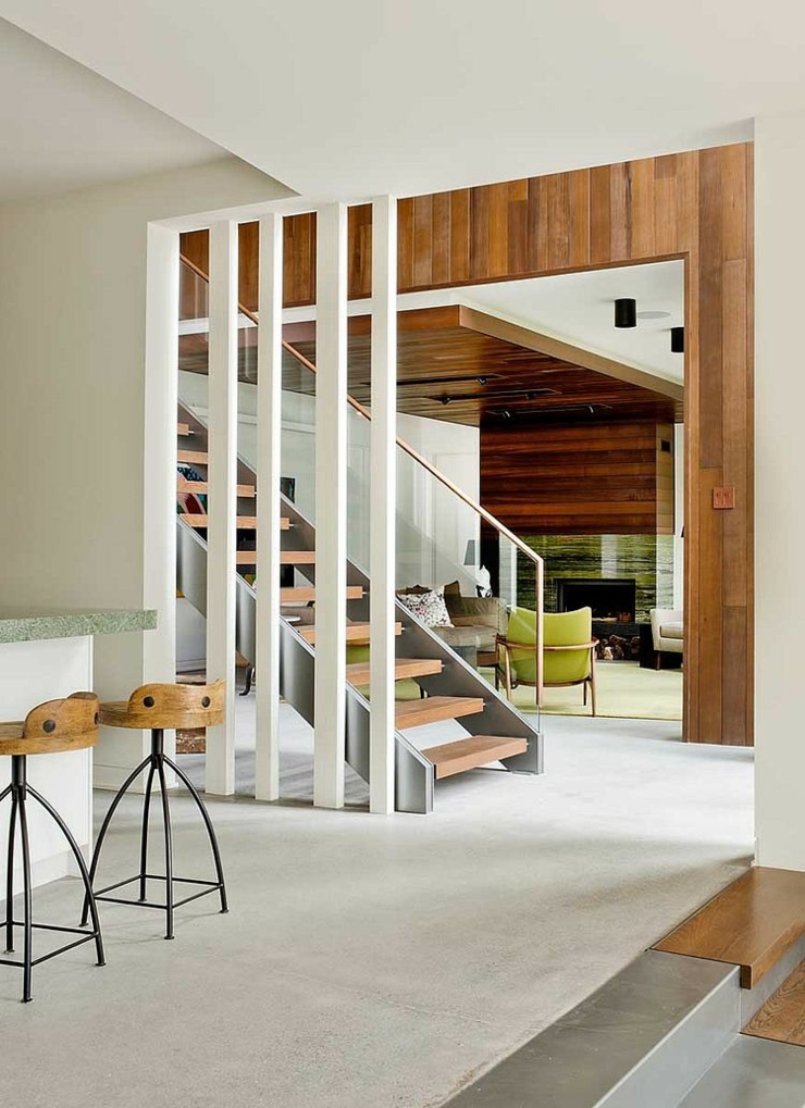 Escalier interne pour accéder à l’unique étage intérieur maison de vacances montagne