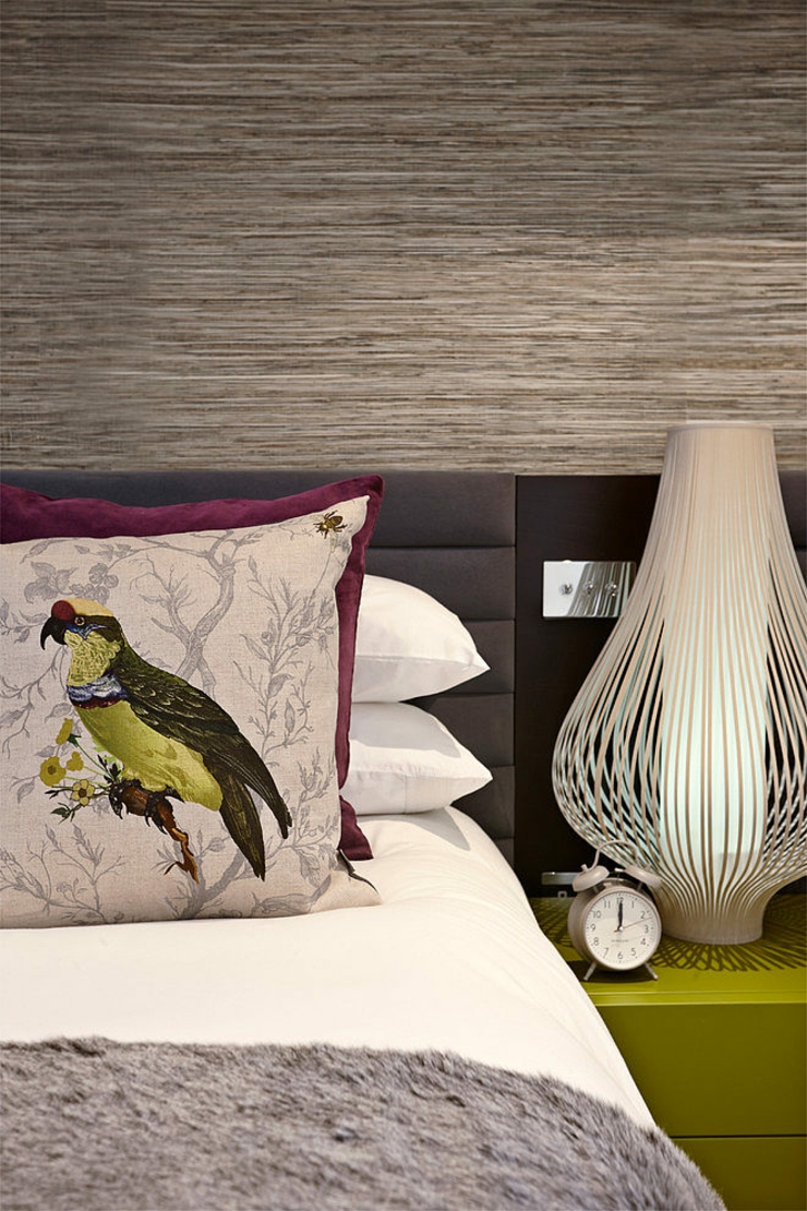 Bordeaux, gris et marron pour un style classique et discret couleur sympa chambre à coucher déco