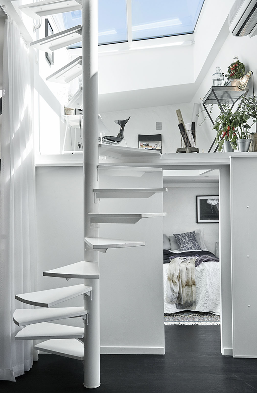 escalier intérieur en colimaçon design blanc