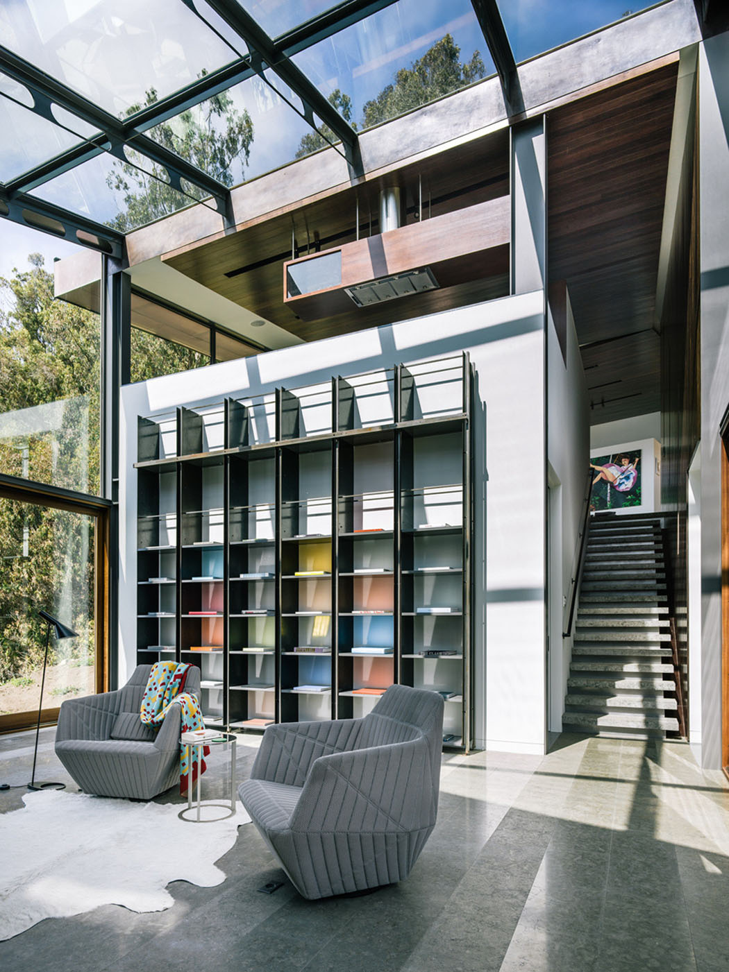 Un ameublement créatif correspondant à l’agencement atypique de cette maison contemporaine design intérieur élégant créatif raffiné maison de luxe