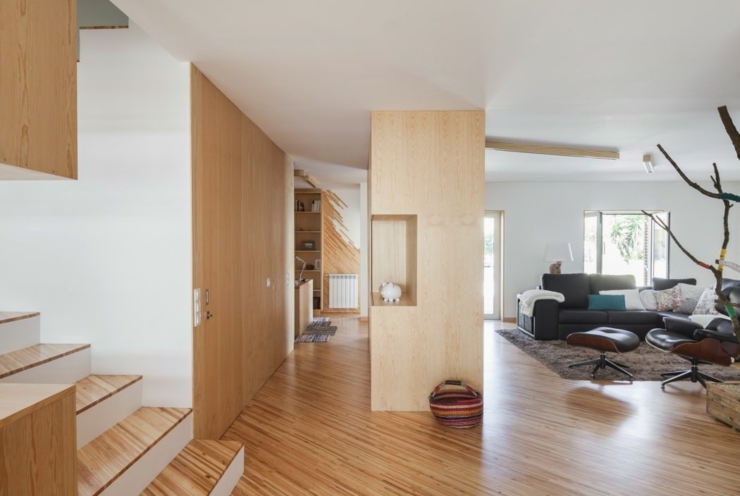Agencement intérieure originale de la résidence moderne séjour entrée en bois massif