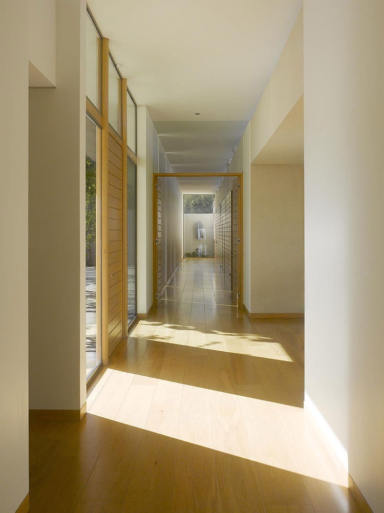 Couloirs longs et intérieur en bois massif intérieur en bois massif moderne