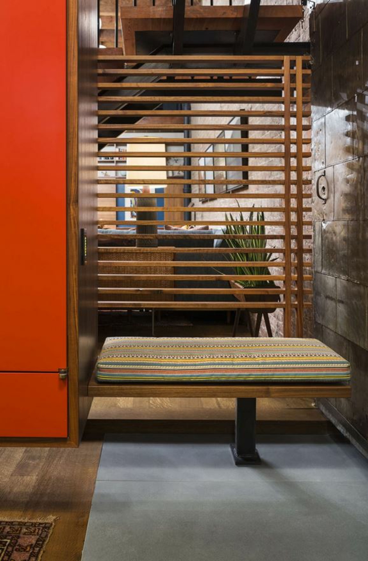 Le meuble de l’entrée situé sous l’escalier du loft industriel entrée banc et placard loft tribeca