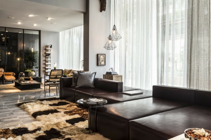 Salon aux canapés en cuir pour un confort optimal séjour design classe et chic villa de vacances