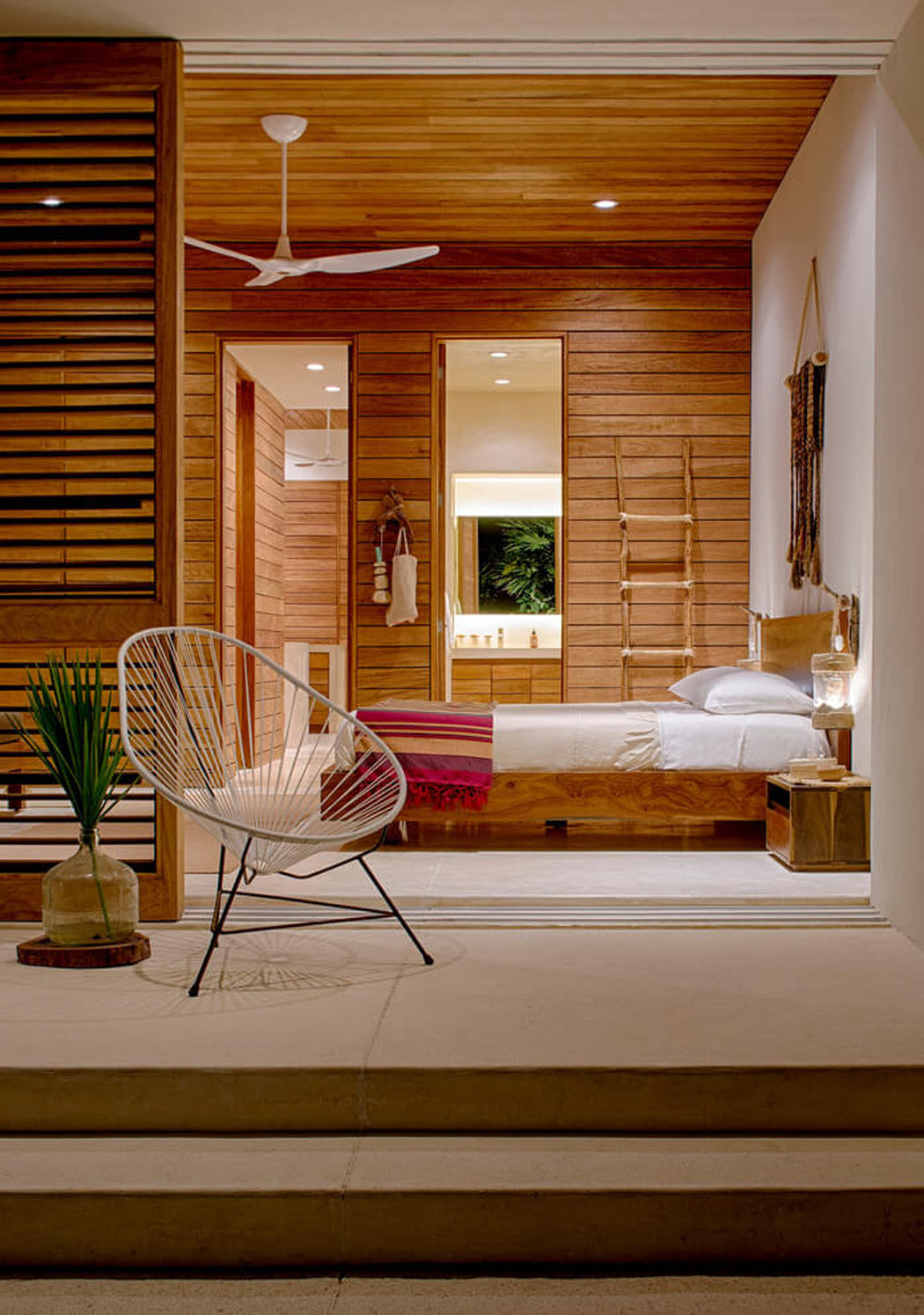 Une des chambres à coucher à l’intérieur « cozy » vue depuis le balcon résidence secondaire chambre en bois