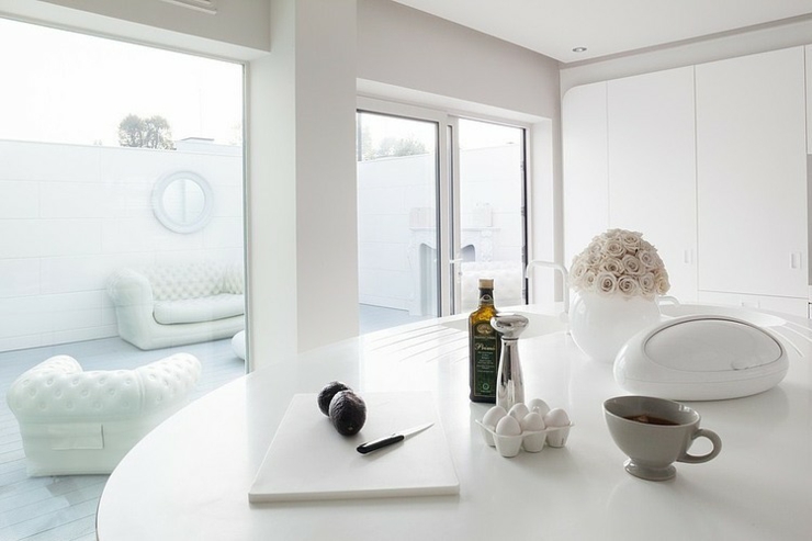 Blancheur immaculée dans tout l’aménagement intérieur intérieur aménagé tout en blanc