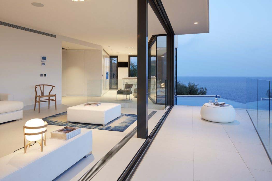 façade vitrée maison moderne vue sur mer