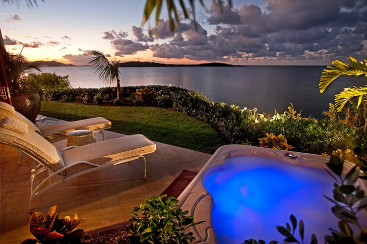 Ambiance romantique autour du jacuzzi villa de vacances romantiques