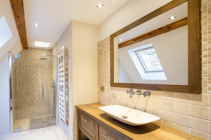 Jolie salle de bains à l’ambiance moderne et rustique salle de bains rustique maison rénovée