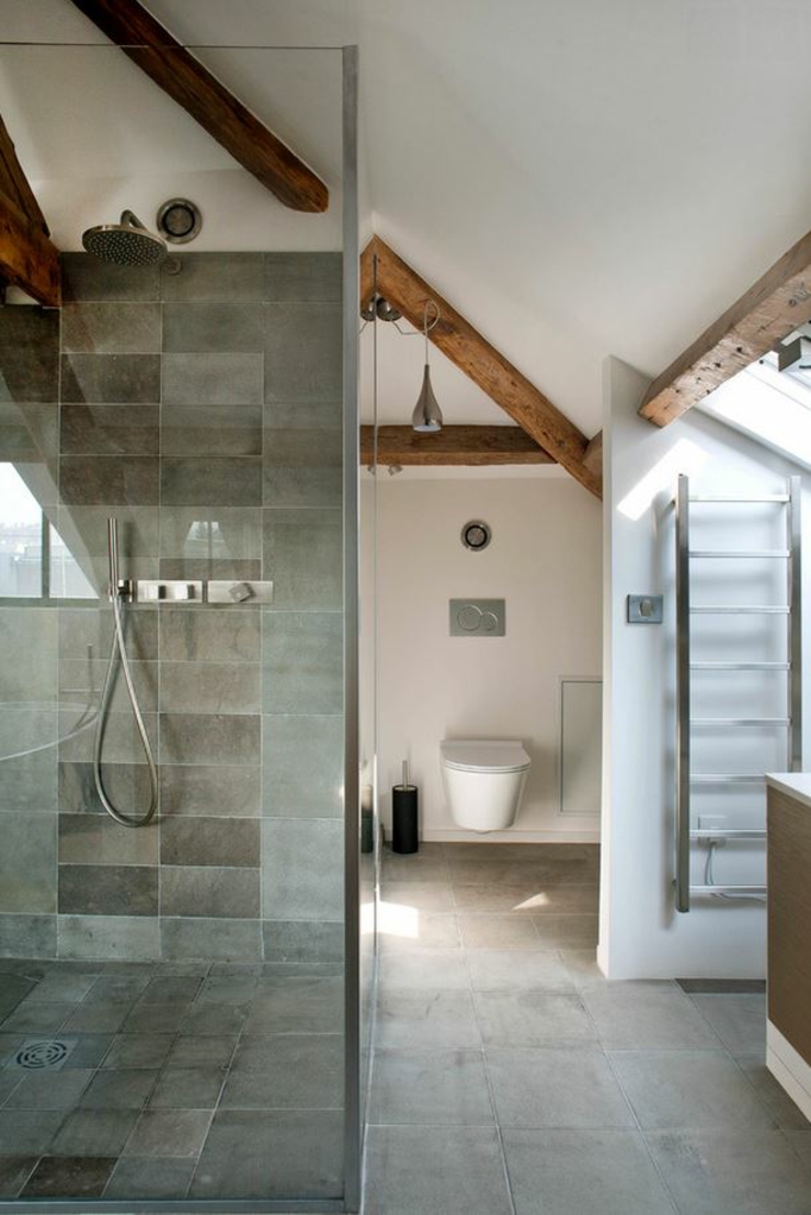 Cabine de douche et la baignoire dans la chambre sous toit aménager chambre sous toit