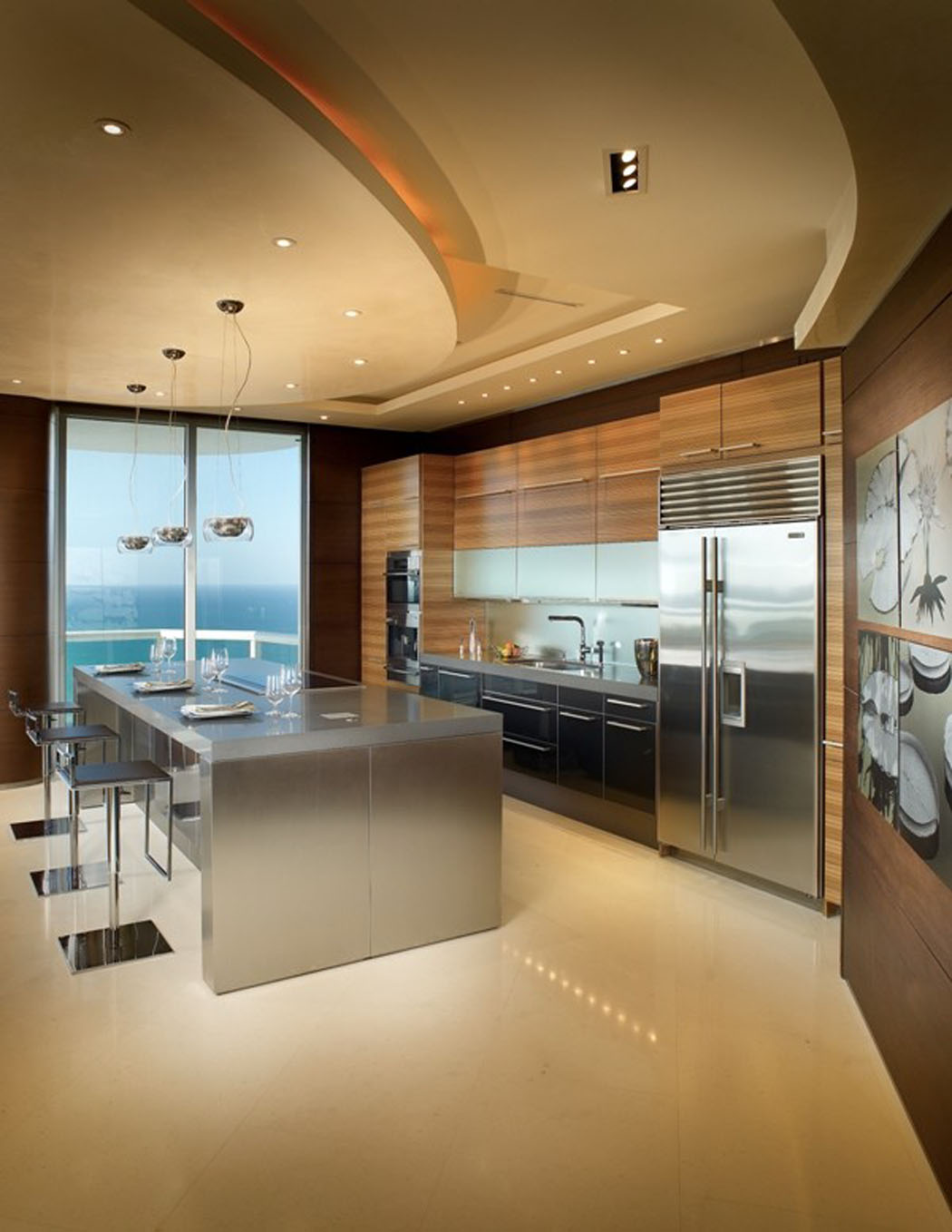 Bel exemple de cuisine américaine « garnie » d’un îlot central/ comptoir assez imposant cuisine ouverte aménagée design luxe vue mer