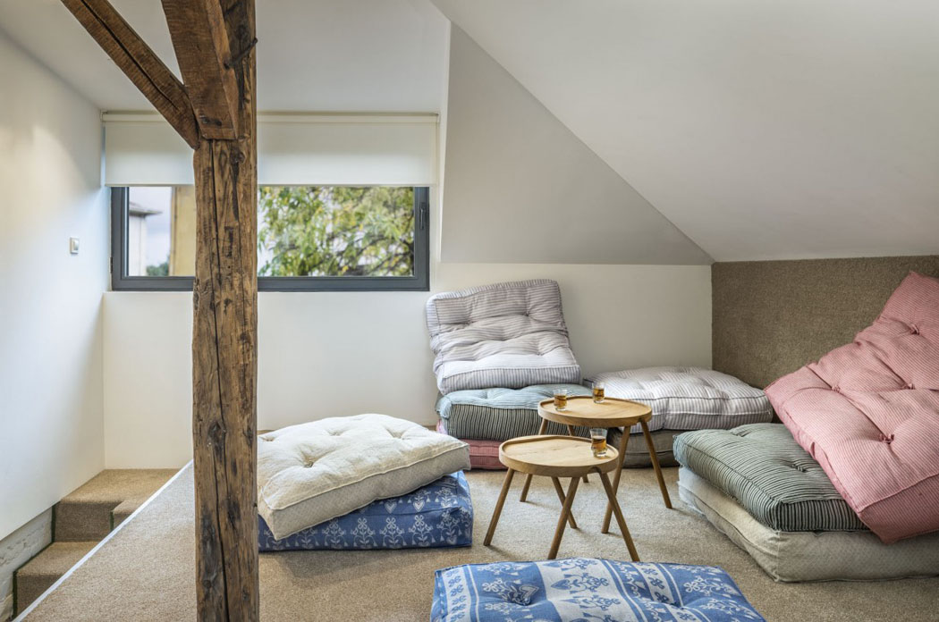 Petit espace sous le toit qui peut remplir plusieurs fonctions suivant son aménagement espace aménagé sous toit appartement duplex