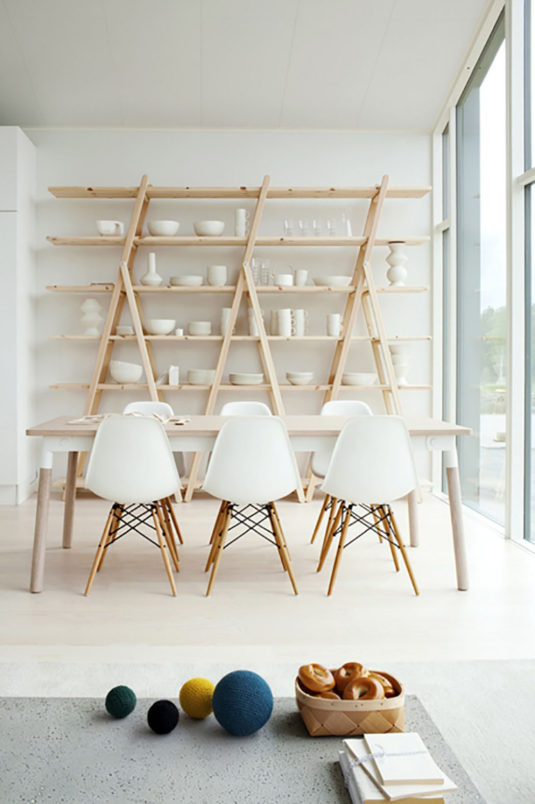 Un intérieur monochromatique qui évoque la simplicité des intérieurs des maisons scandinaves design intérieur loft appartement en blanc épurée scandinave