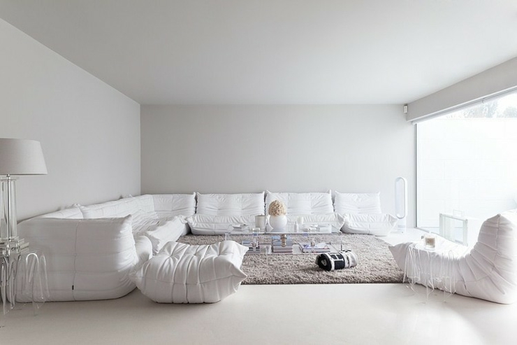 Canapé et fauteuils moelleux design en blanc aménagent intérieur maison citadine