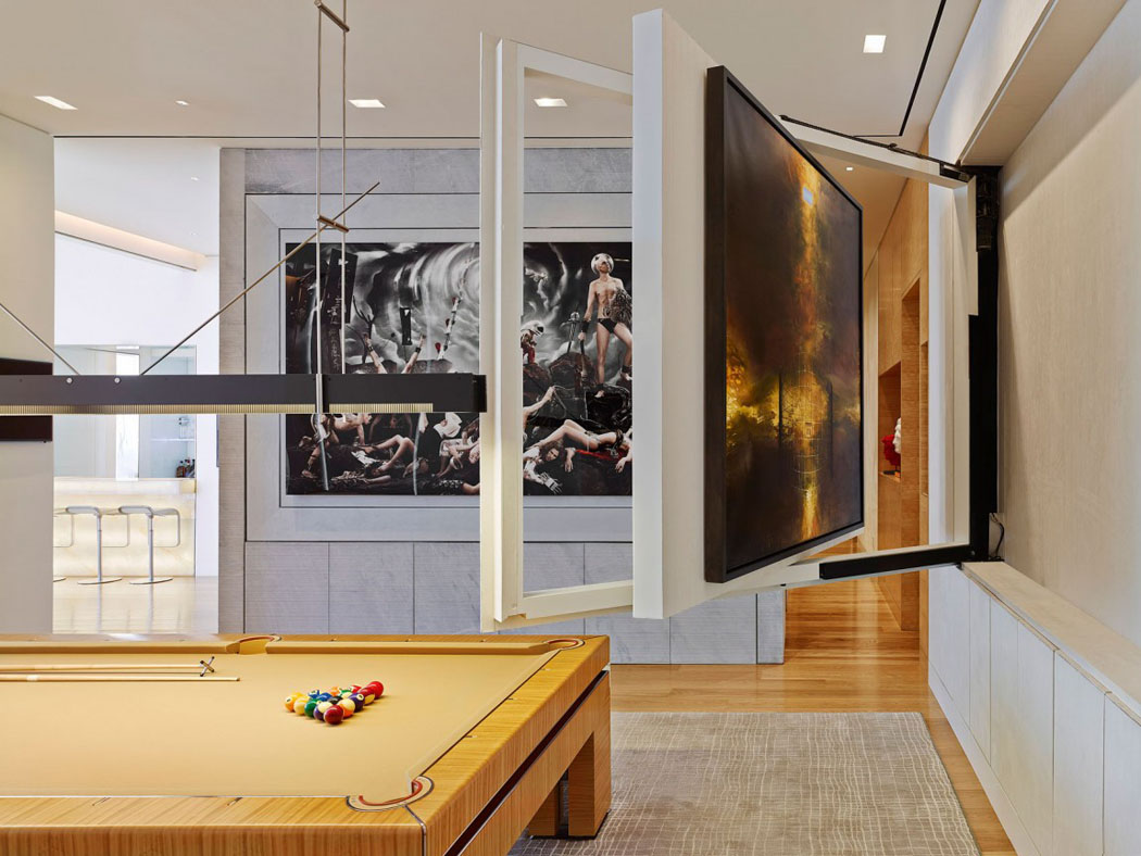 Par un seul geste simple, le le tableau d’art se transforme en écran plat TV écran tv plat salle de billard appartement de luxe