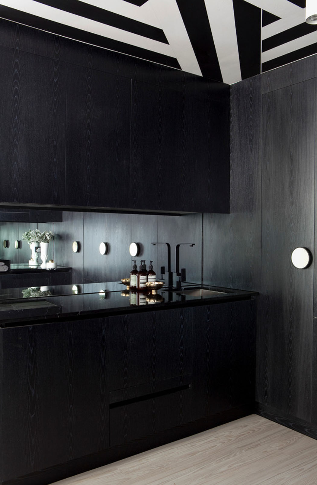 Une cuisine aux placards noirs minimaliste et très design moderne cuisine en noir appartement de ville moderne