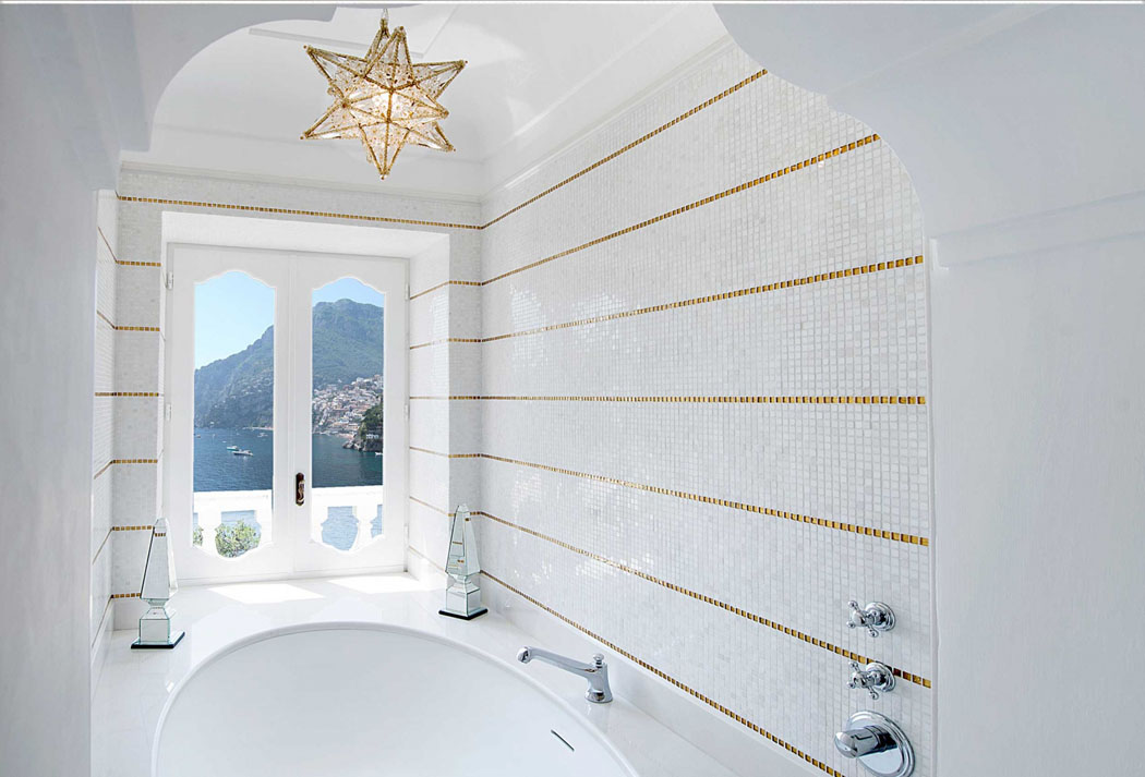 La vue sur la baie peut même être admirée à partir de la baignoire des salles de bains vue sur la mer villa de luxe positano