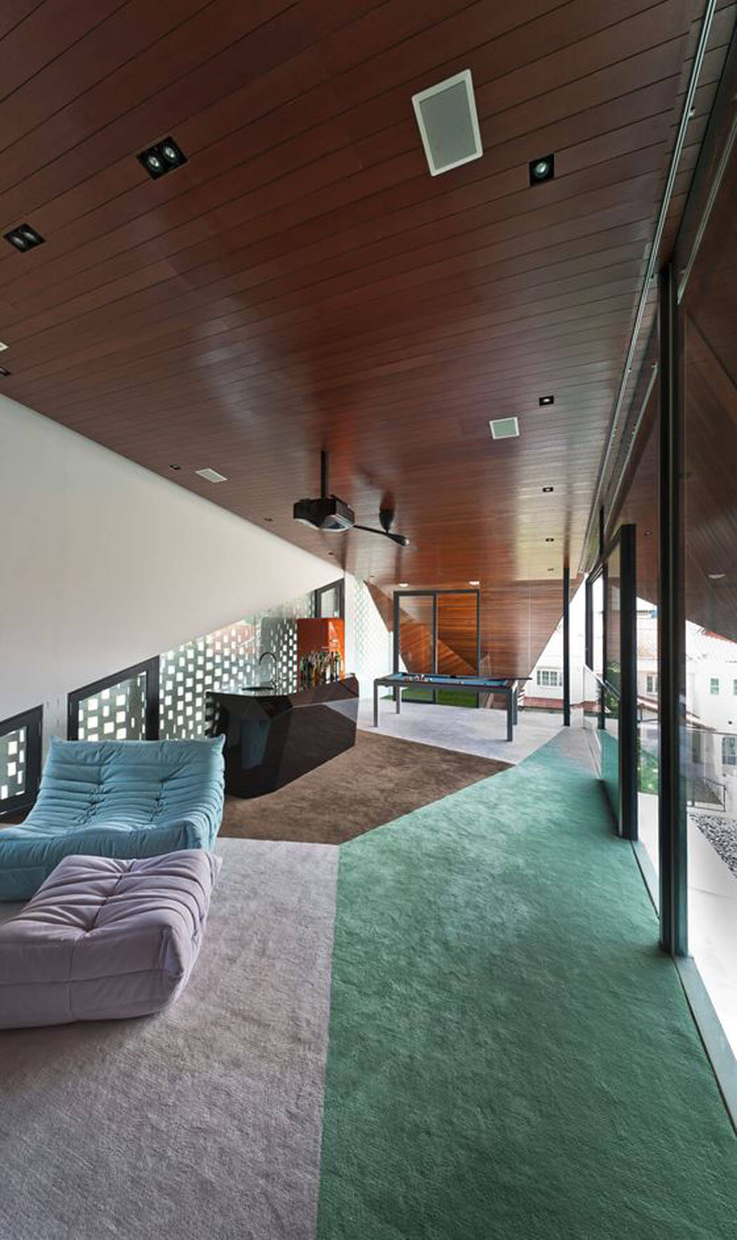 Aménagement sous le toit dans l’extension en bois de cette maison rénovée aménagement espaces dans les combles maison moderne