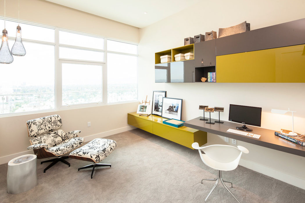 Le bureau clair et confortablement aménagé dans cet appartement moderne californien aménager bureau à la maison moderne