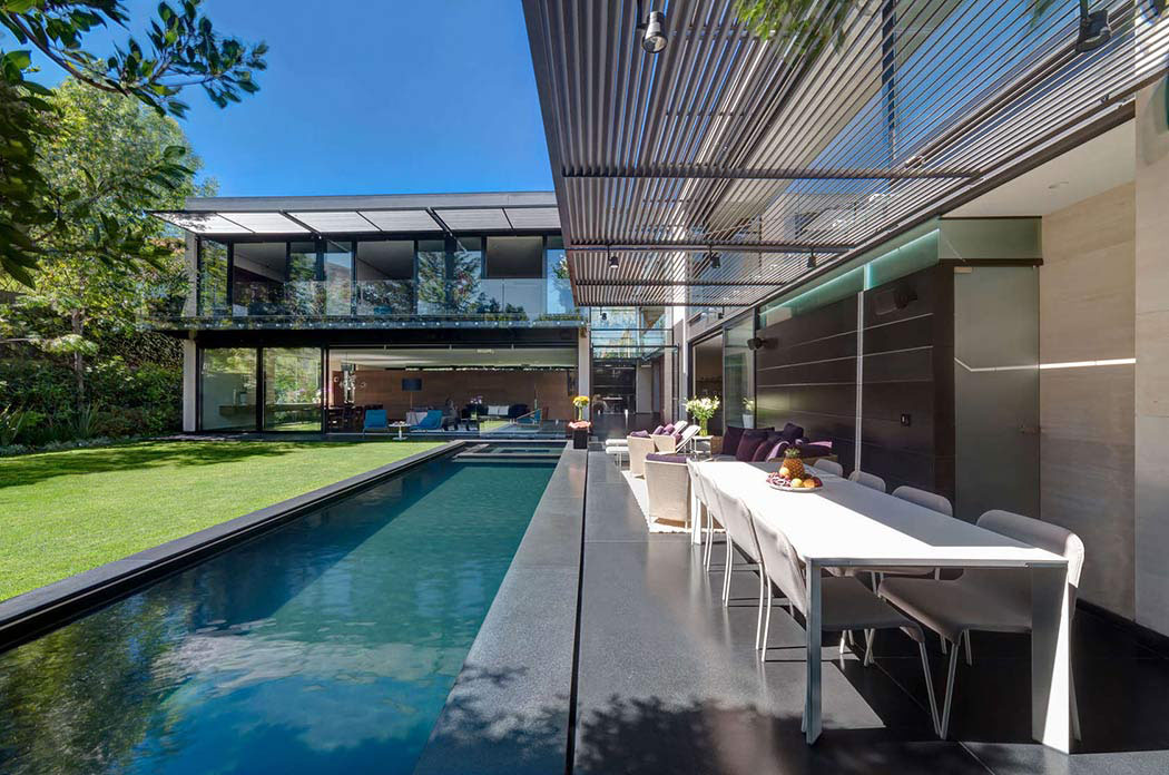 Grande terrasse longeant la piscine outdoor pour cette résidence à l’architecture contemporaine piscine grande longue extérieure jardin maison