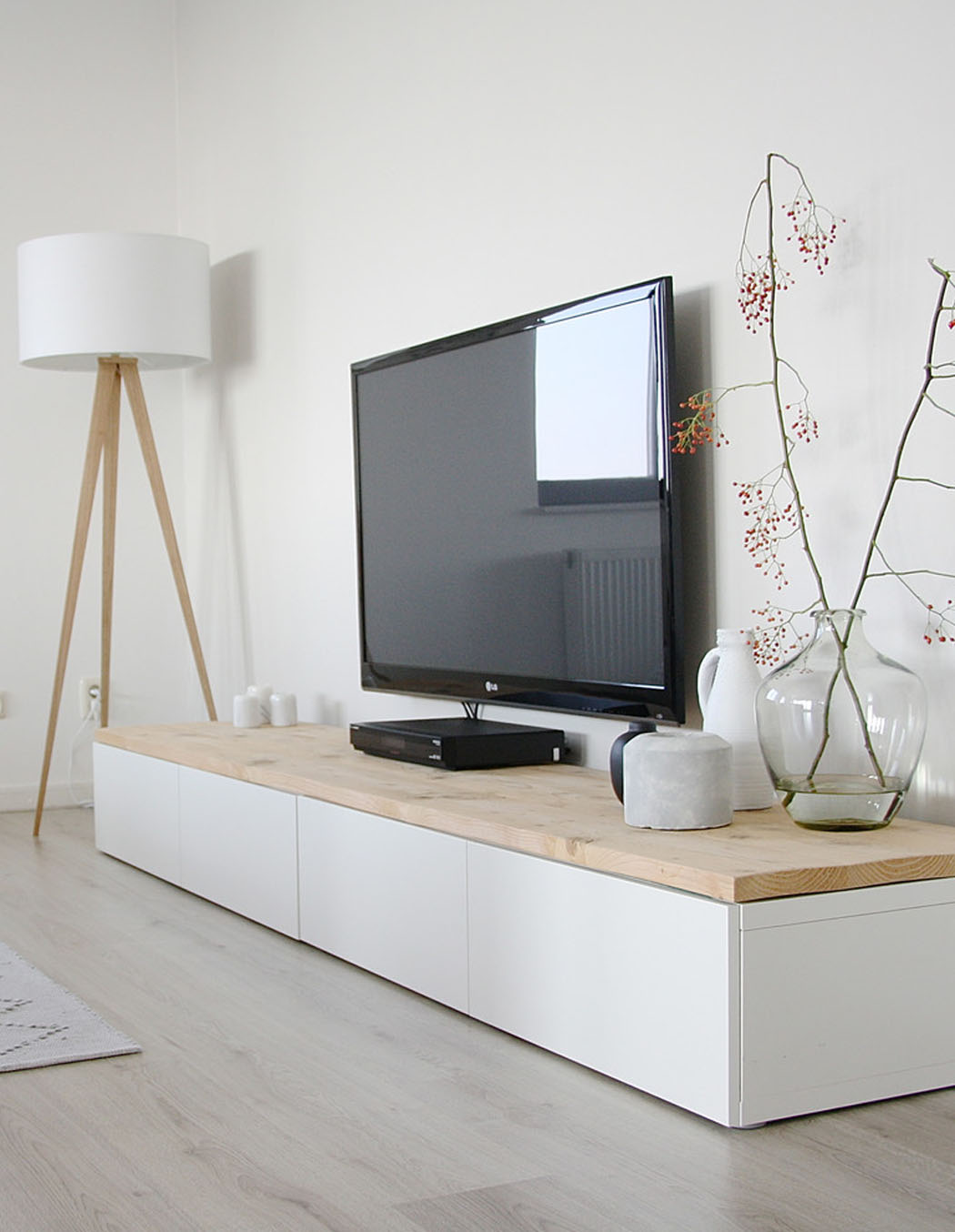 Ameublement qui correspond au style minimaliste choisi par les propriétaires des lieux placard bas plasma écran plat ameublement design scandinave appartement