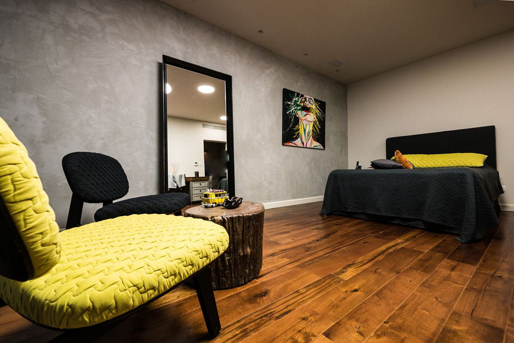 La chambre de coucher à la décoration minimaliste aux couleurs sombres pour une déco contrastée design rustique minimaliste chambre à coucher