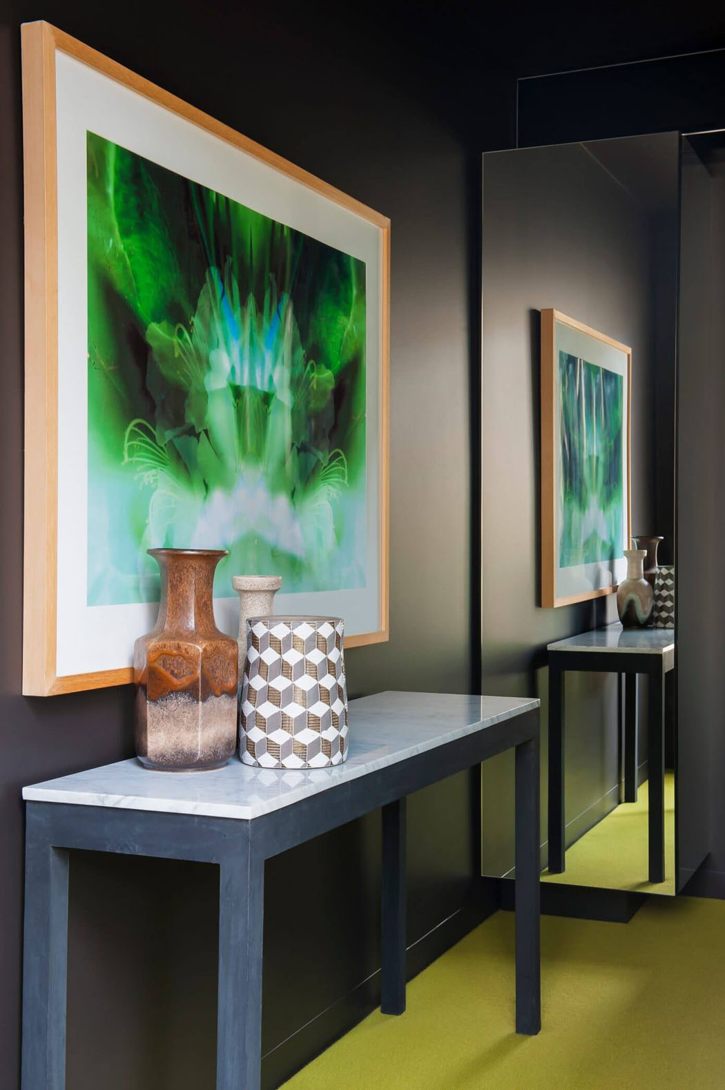 Tout l’intérieur de cette maison familiale de ville est construit autour des ombres et mobilier originaux ameublement créatif couleurs sombres maison design