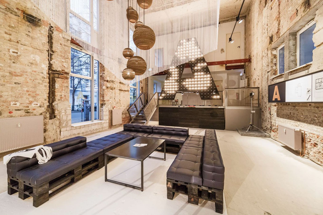 Un appartement de luxe témoin pour vendre des logements prestigieux à Berlin séjour pièce principale appartement de grand standing