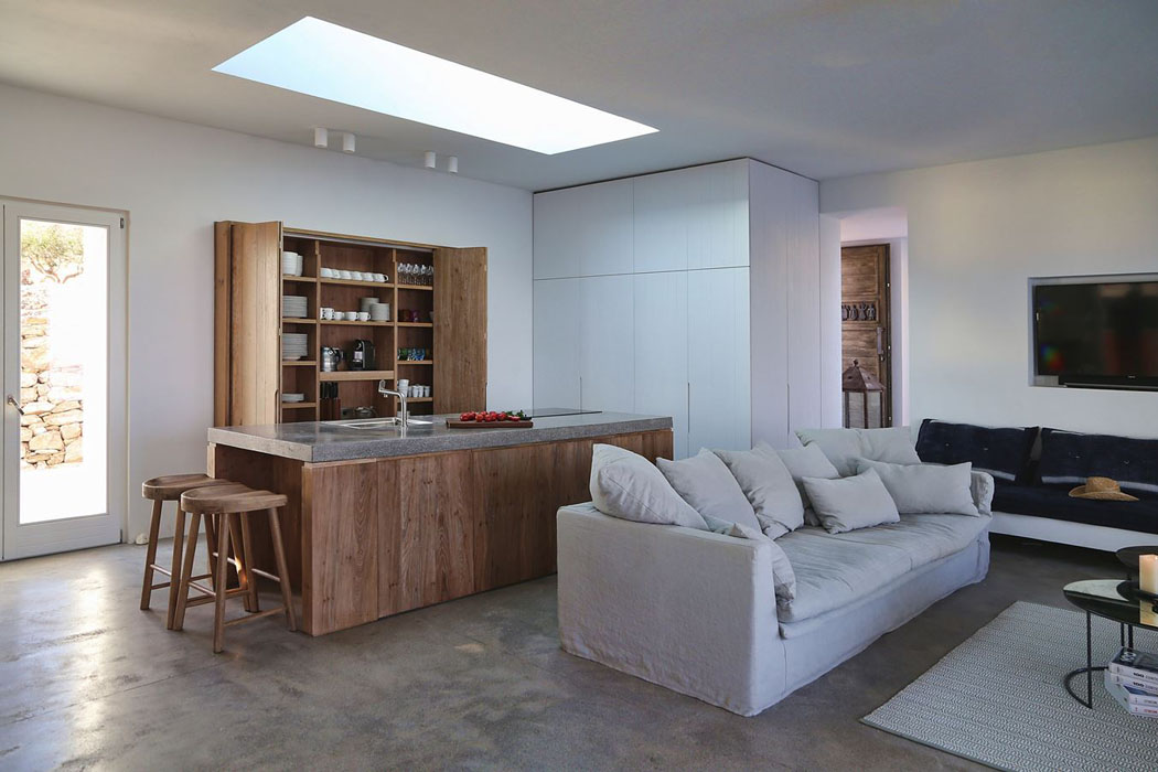 Le mobilier simple et tendance confèrent à cette résidence de standing une aura bien chic belle villa grecque avec vue sur mer