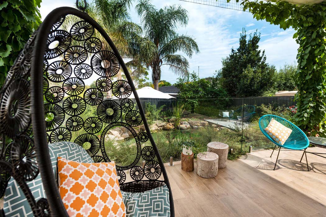 Un ameublement design et une vue exotique & verdoyant depuis la terrasse couverte de cette maison contemporaine terrasse meubles de jardin chic design moderne