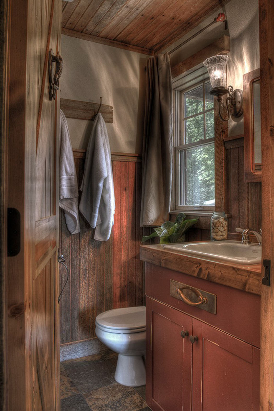 Dans cette demeure de charme les toilettes aussi affichent un intérieur en bois intérieur bois authentique rustique maison