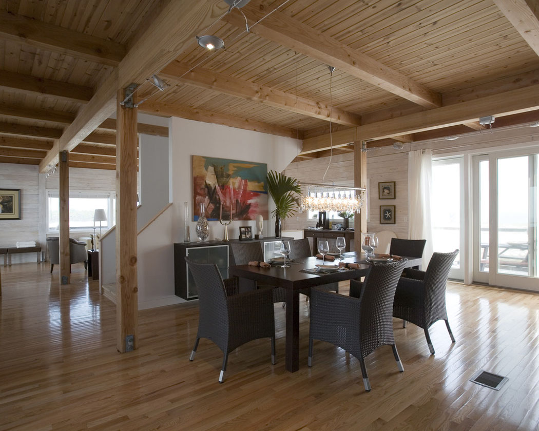 La salle à manger de cette maison en bois se trouve dans la pièce de vie principale salle à manger maison en kit sur pilotis plage