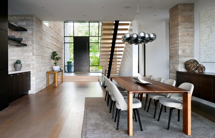 L'entrée principale de cette maison moderne canadienne salle à manger ameublement design luxe