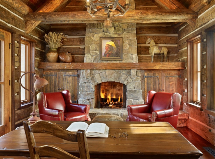 Bureau avec une petite cheminée pour une ambiance conviviale maison rustique de vacances