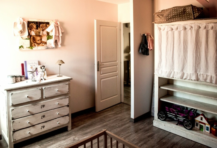 Chambre d’enfant spacieuse avec des meubles anciens ameublement chambre enfant minimaliste rustique