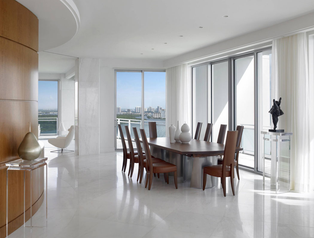 Intérieur extrêmement clair et belle vue panoramique sur l’eau intérieur appartement blanc vue mer vacances de luxe