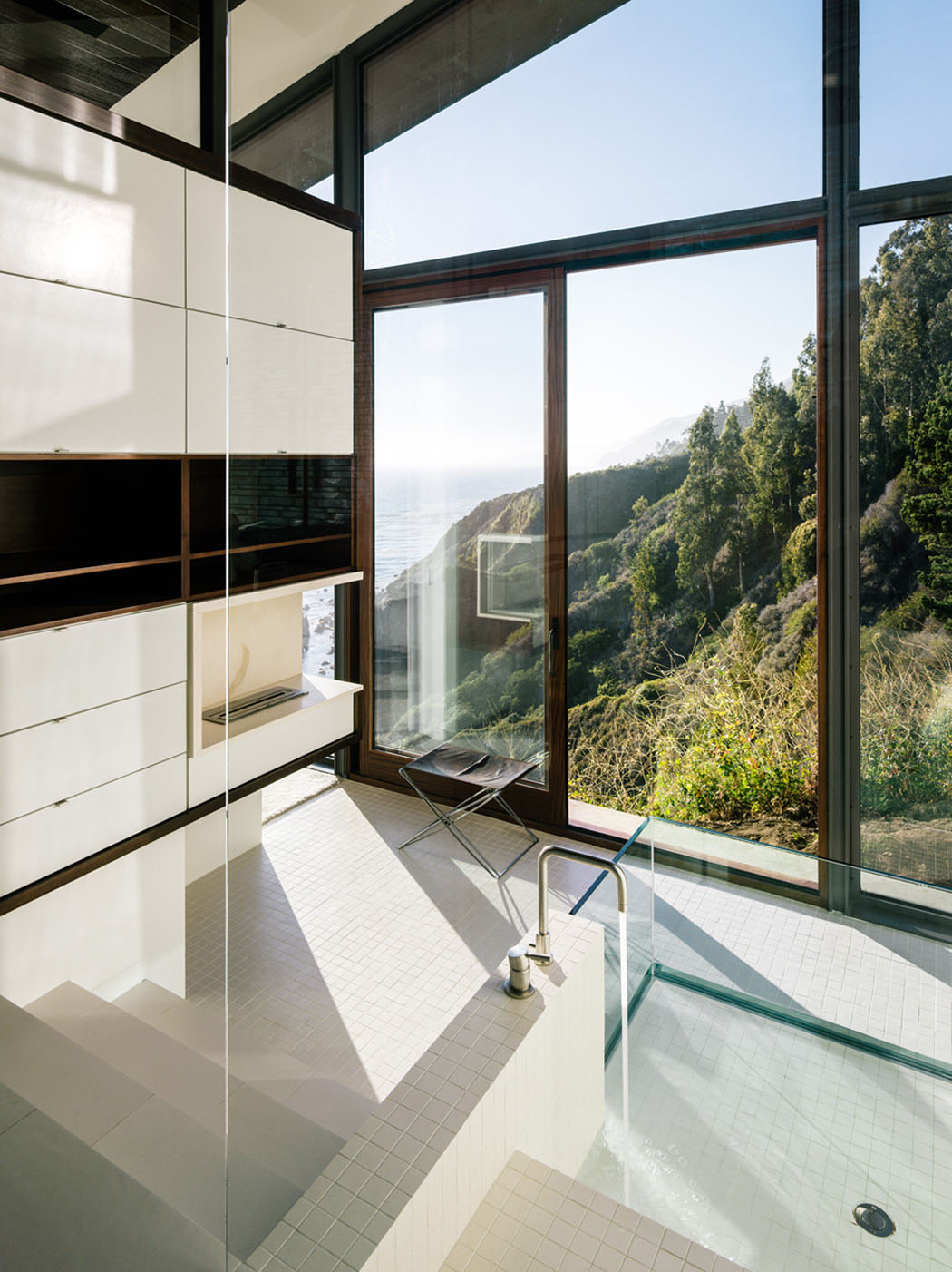 Grande baignoire transparente et ameublement très minimaliste chic de la salle de bains belle vue depuis salle de bain baignoire maison d'architecte