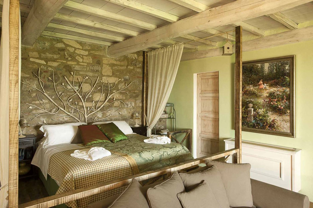 Le design plus champêtre et campagnard est mis en valeur dans cette suite chambre à coucher déco rustique campagnarde