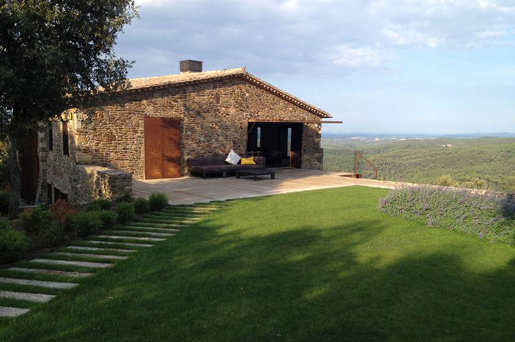 Maison ancienne rénovée bâtie sur la colline pour une vue imprenable Résidence secondaire rustique en Catalogne