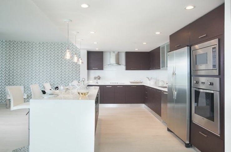 Grande cuisine ouverte donnant sur le séjour cuisine design moderne appartement luxe
