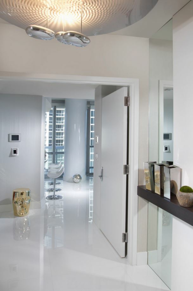 Entrée de l’appartement de luxe à l’intérieur en blanc couloirs intérieurs appartement mer