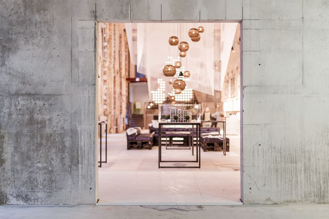 L’entrée minimaliste et fidèle au style adopté pour l’intérieur de tout l’appartement témoin esprit design éclectique appartement chic