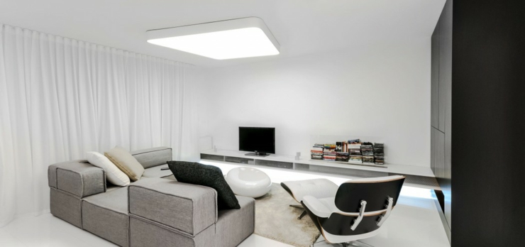 Le séjour de ce loft de ville moderne en noir et blanc pièce principale de vie en blanc