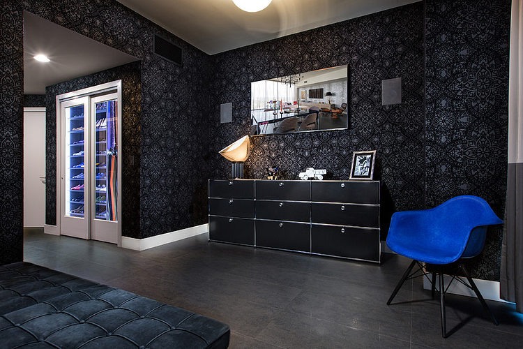 Partie dressing et couleur vers la salle de bain privée chambre de luxe en gris tendance moderne