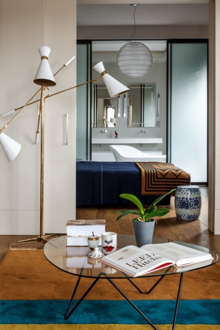 Depuis la grande pièce de vie de cet appartement moderne on accède à la chambre chambre attenante loft citadin