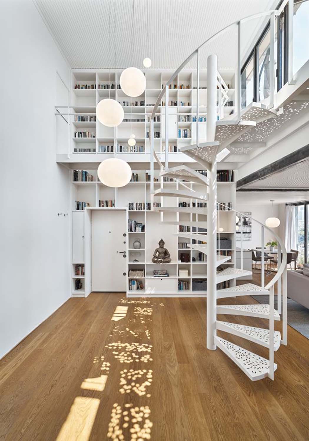 Un agencement original et créatif exploitant de façon artistique la hauteur du logement intérieur appartement design déco moderne