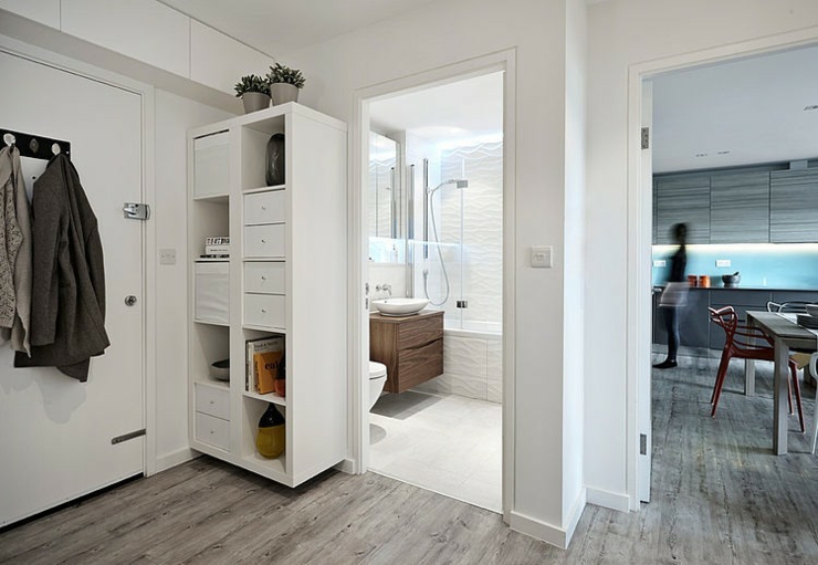 Entrée clair et lumineux de cet appartement luxueux londonien design intérieur moderne en blanc
