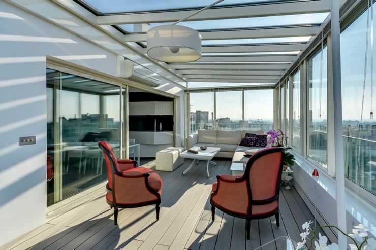 Terrasse en partie vitrée de cet appartement de luxe à Paris terrasse vitrée appartement duplex luxe