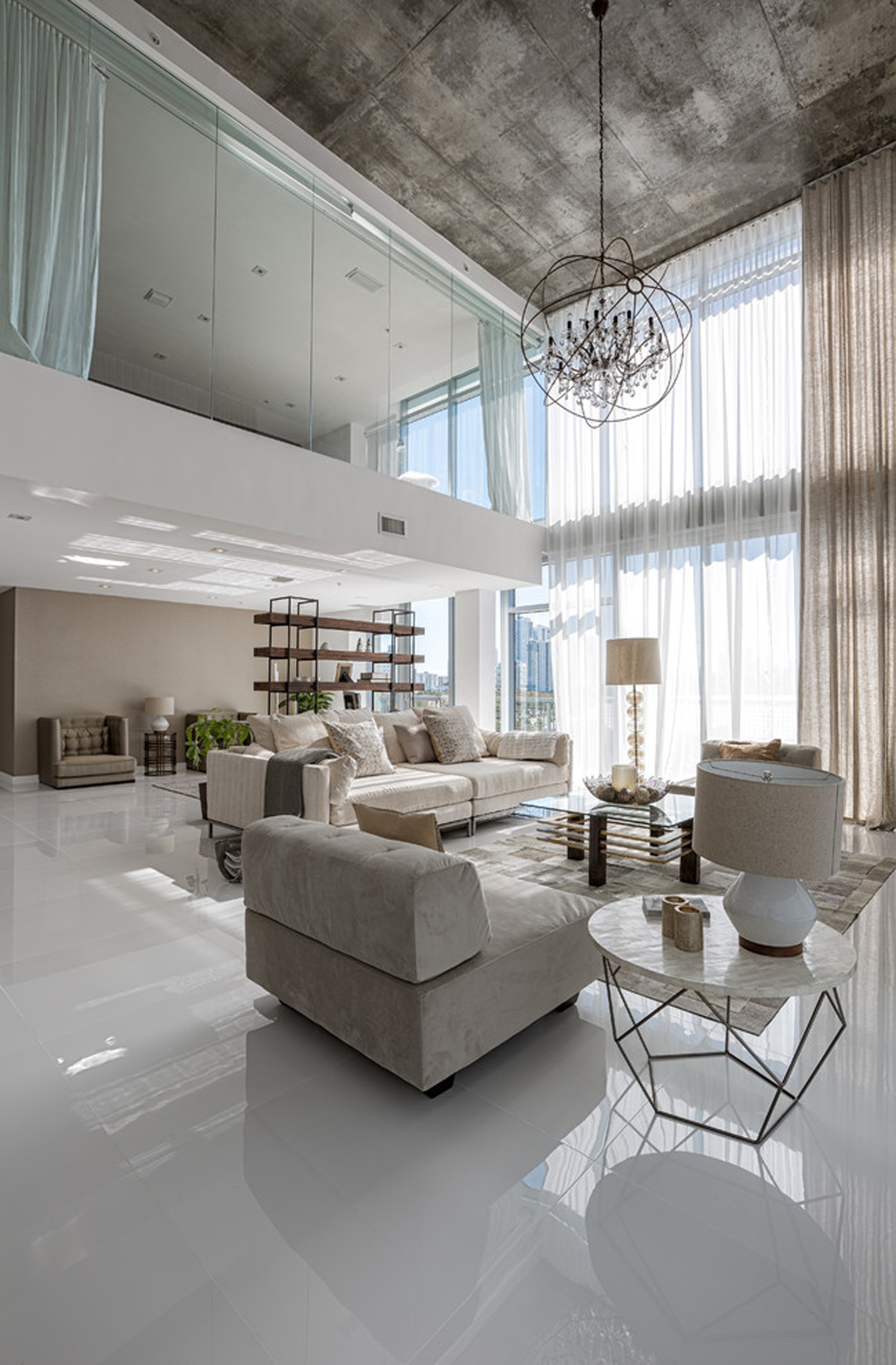 déco d'intérieur en blanc et gris-beige