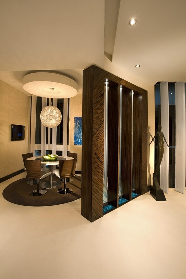 Petite salle à manger à l’esprit éclectique boiseries massives intérieur design